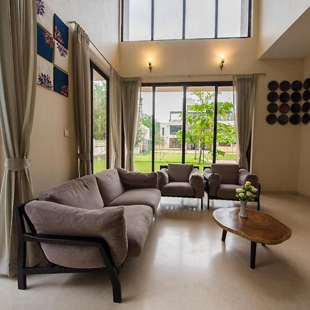 Stayvista'S Greenwoods Villa 10 - City-Center Villa With Private Pool, Terrace, Lift & Carrom Board 罗纳瓦拉 外观 照片