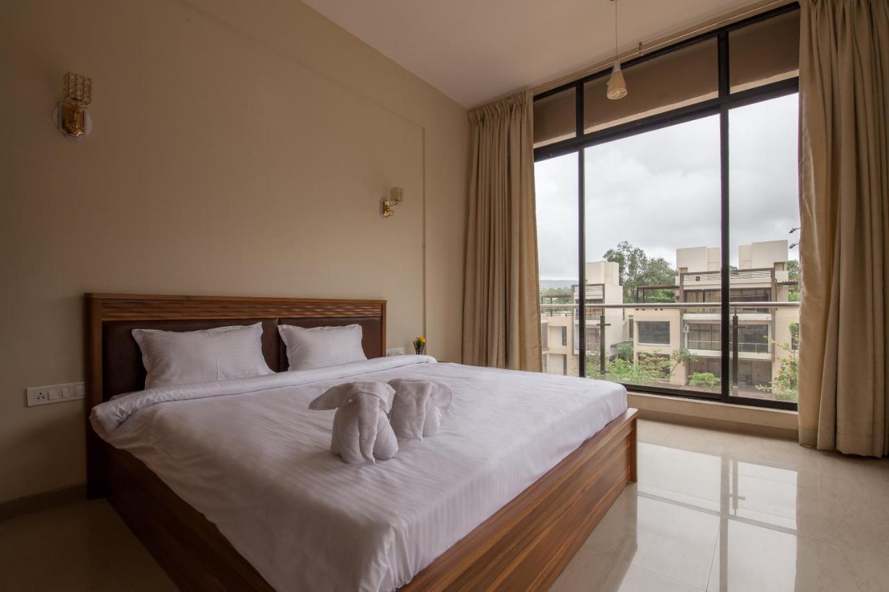 Stayvista'S Greenwoods Villa 10 - City-Center Villa With Private Pool, Terrace, Lift & Carrom Board 罗纳瓦拉 外观 照片