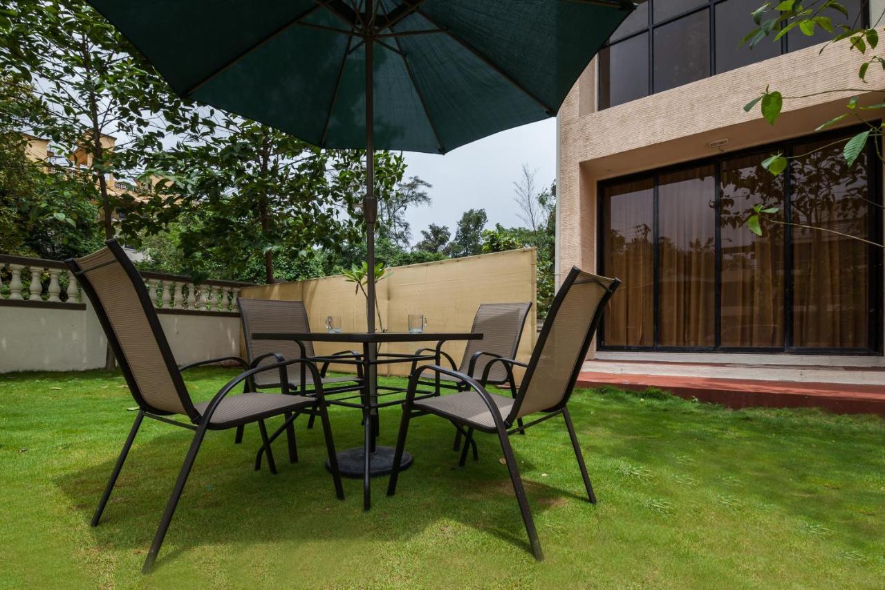Stayvista'S Greenwoods Villa 10 - City-Center Villa With Private Pool, Terrace, Lift & Carrom Board 罗纳瓦拉 外观 照片