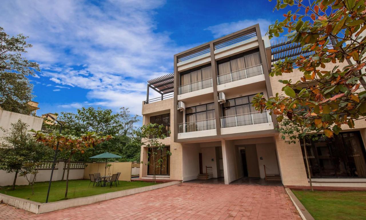 Stayvista'S Greenwoods Villa 10 - City-Center Villa With Private Pool, Terrace, Lift & Carrom Board 罗纳瓦拉 外观 照片