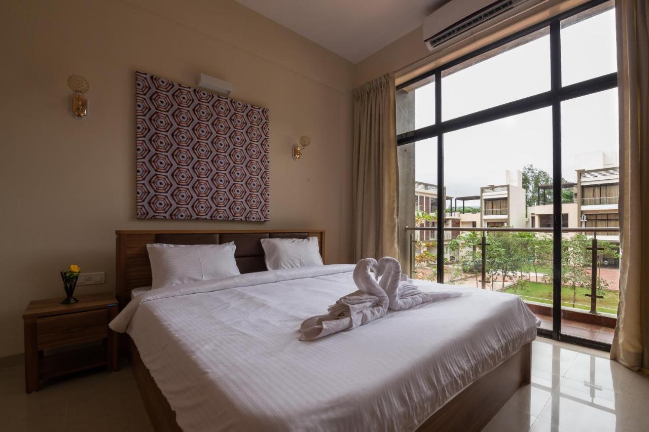 Stayvista'S Greenwoods Villa 10 - City-Center Villa With Private Pool, Terrace, Lift & Carrom Board 罗纳瓦拉 外观 照片