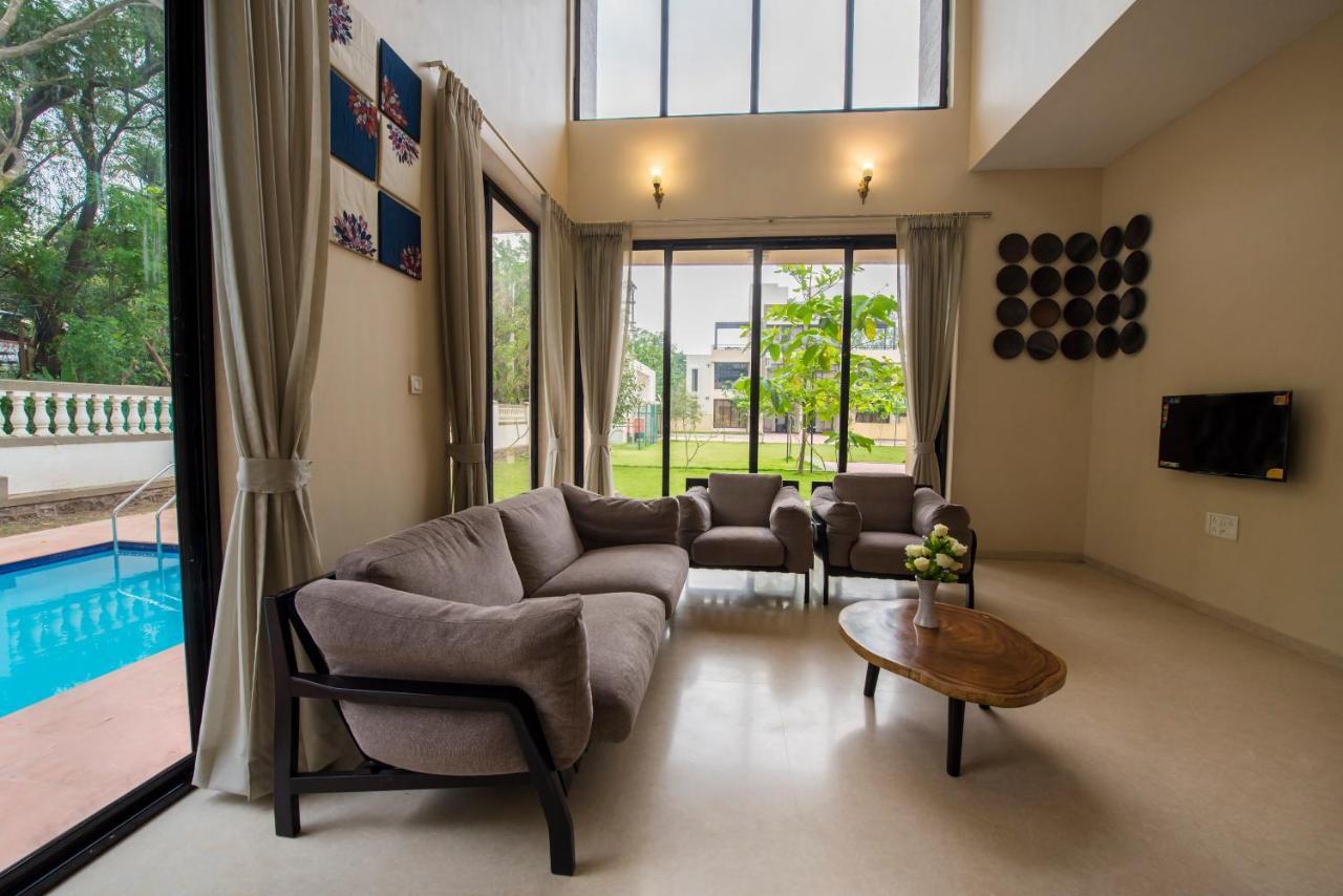 Stayvista'S Greenwoods Villa 10 - City-Center Villa With Private Pool, Terrace, Lift & Carrom Board 罗纳瓦拉 外观 照片